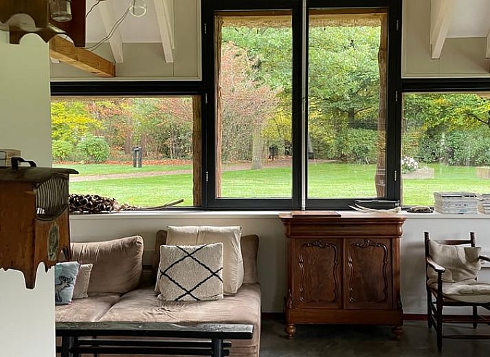 Vakantiehuis in Vaassen met rieten dak, omgeven door natuur op de Veluwe, Gelderland.