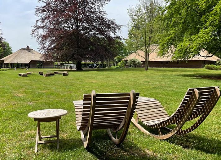 Gezellige binnenruimte van Vakantiehuis in Vaassen met kunst aan de muur, Veluwe, Gelderland.