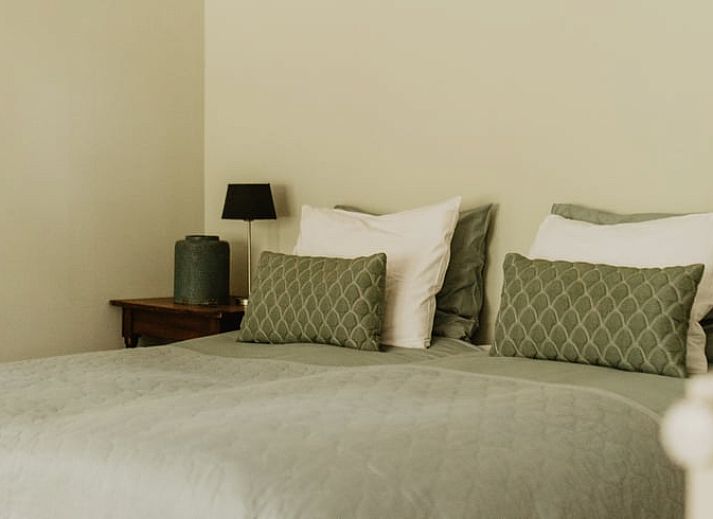 Gemuetliches Interieur eines Ferienhauses in Vaassen mit Kunst an der Wand, Veluwe, Gelderland.