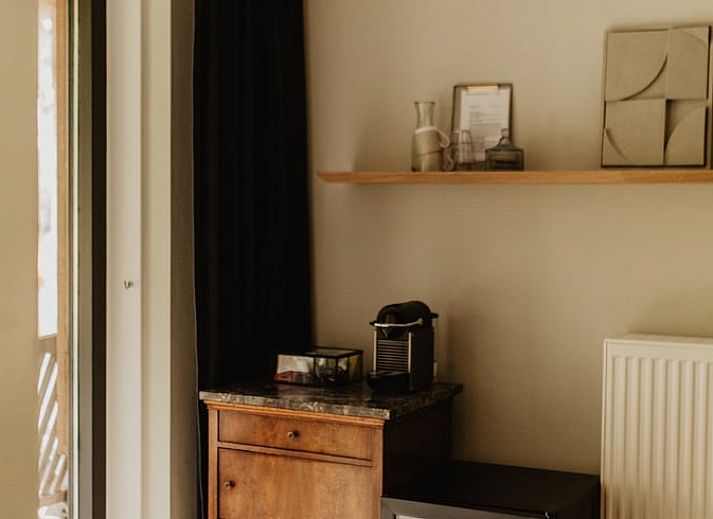 Gemuetliches Interieur eines Ferienhauses in Vaassen mit Kunst an der Wand, Veluwe, Gelderland.