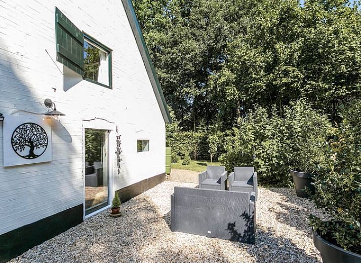 Ferienhaus in Vaassen in der Veluwe, Gelderland, mit sonniger Terrasse und gruener Umgebung.