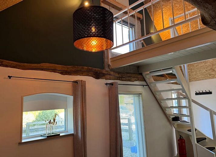 Esstisch mit Sonnenschirm im Garten des Ferienhauses in Vaassen, Veluwe, Gelderland.