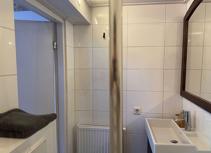 Ruhige Strasse mit Baeumen in der Naehe des Ferienhauses in Vaassen, Veluwe, ideal fuer Spaziergaenge.