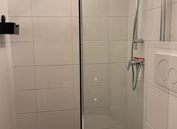 Ruhige Strasse mit Baeumen in der Naehe des Ferienhauses in Vaassen, Veluwe, ideal fuer Spaziergaenge.