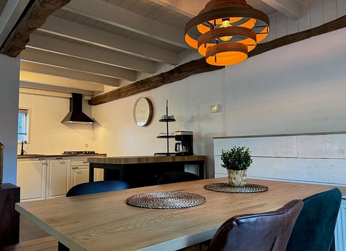 Ruhige Strasse mit Baeumen in der Naehe des Ferienhauses in Vaassen, Veluwe, ideal fuer Spaziergaenge.