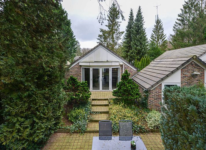 Detached house in Vaassen on the Veluwe with surrounding nature and charming entrance.