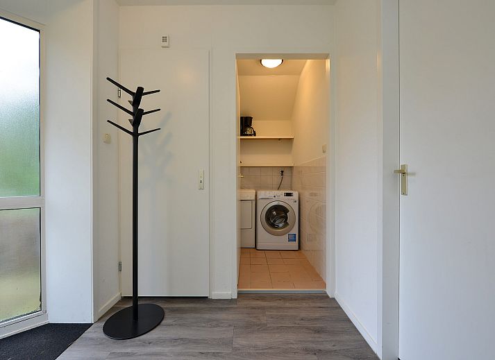 Front view of vacation home in Vaassen, surrounded by Veluwe nature.