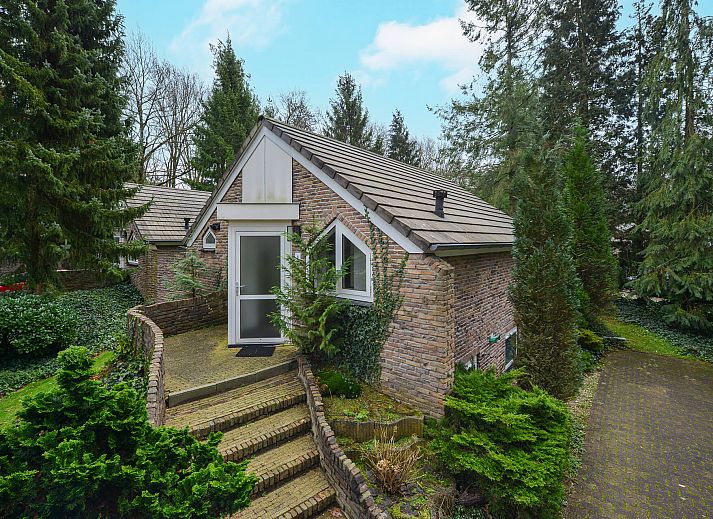 Dining area in detached house in Vaassen, Veluwe, with modern furnishings.