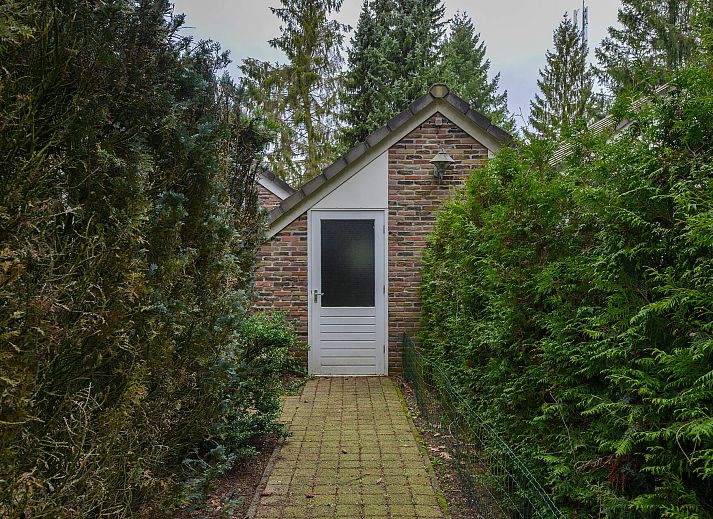 Dining area in detached house in Vaassen, Veluwe, with modern furnishings.