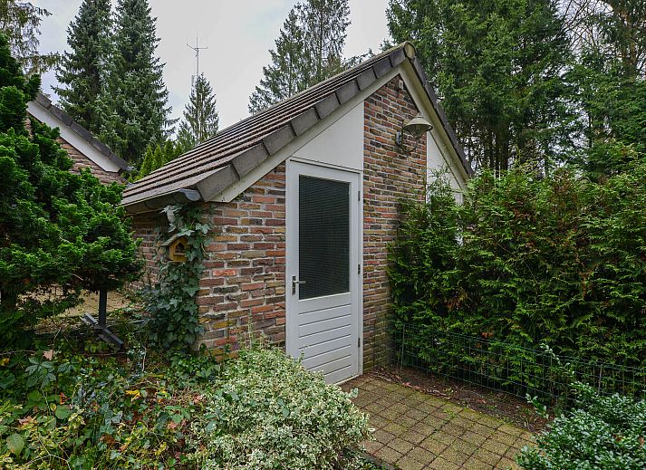 Dining area in detached house in Vaassen, Veluwe, with modern furnishings.