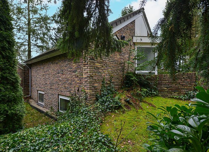 Dining area in detached house in Vaassen, Veluwe, with modern furnishings.