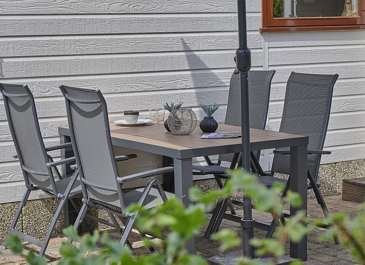 Gezellige zithoek in vakantiehuis Hermelijn, Hulshorst, Veluwe met comfortabele bank.