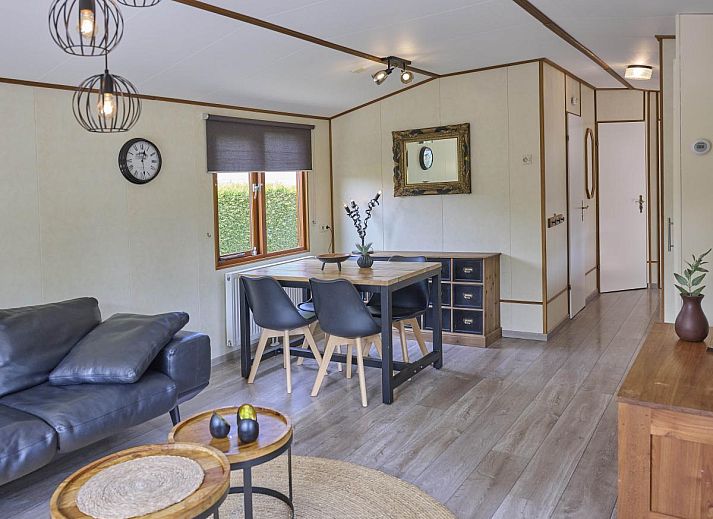 Stijlvolle eethoek in vakantiehuis Hermelijn, Hulshorst, Veluwe met modern design.