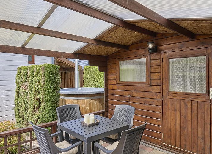 Ruime woonkamer van vakantiehuis Hermelijn in Hulshorst, Veluwe met veel lichtinval.