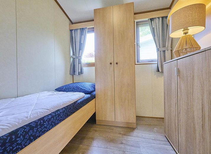 Ruime woonkamer van vakantiehuis Hermelijn in Hulshorst, Veluwe met veel lichtinval.