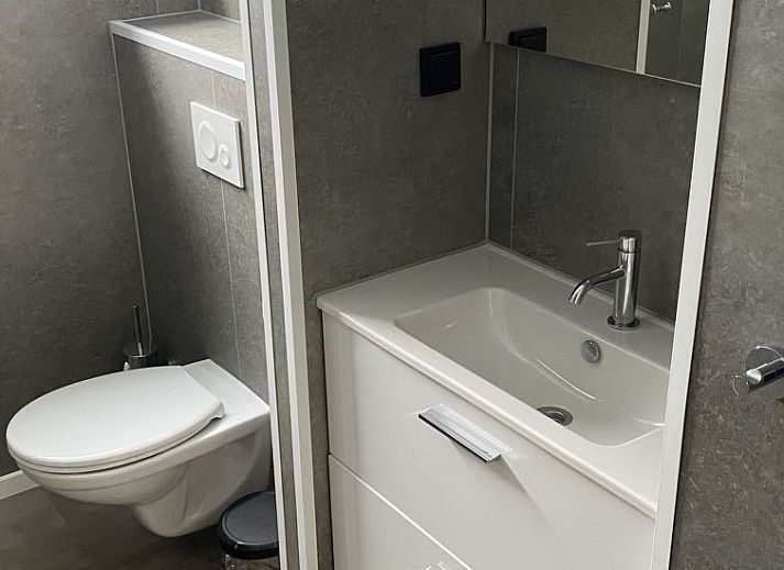 Gezellige woonkamer in Vakantiehuis Hackfort 6, Hulshorst, Veluwe met moderne inrichting.