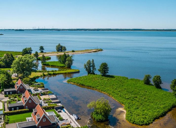 Gezellige woonkamer in Vakantiehuis Hackfort 6, Hulshorst, Veluwe met moderne inrichting.