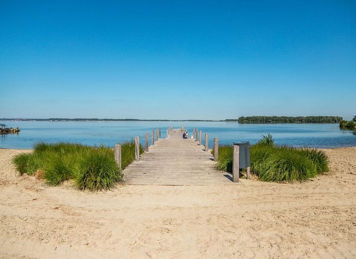 Eethoek en keuken in Vakantiehuis Hackfort 6, Hulshorst, Veluwe, ideaal voor gezinsmaaltijden.