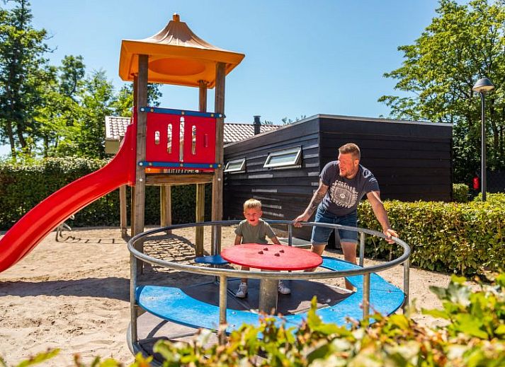 Eethoek en keuken in Vakantiehuis Hackfort 6, Hulshorst, Veluwe, ideaal voor gezinsmaaltijden.
