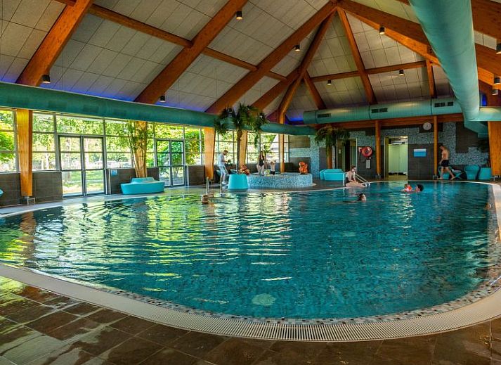 Eethoek en keuken in Vakantiehuis Hackfort 6, Hulshorst, Veluwe, ideaal voor gezinsmaaltijden.