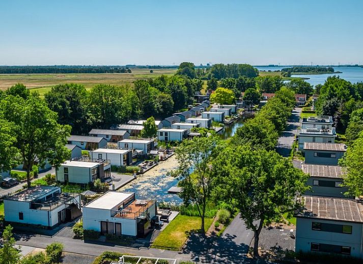 Comfortabele zithoek in Vakantiehuis Hackfort 6, Hulshorst, Veluwe met uitzicht op de natuur.