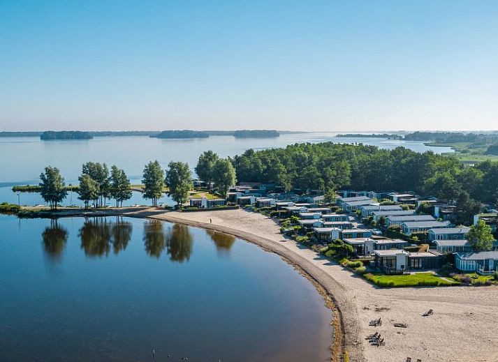 Comfortabele zithoek in Vakantiehuis Hackfort 6, Hulshorst, Veluwe met uitzicht op de natuur.