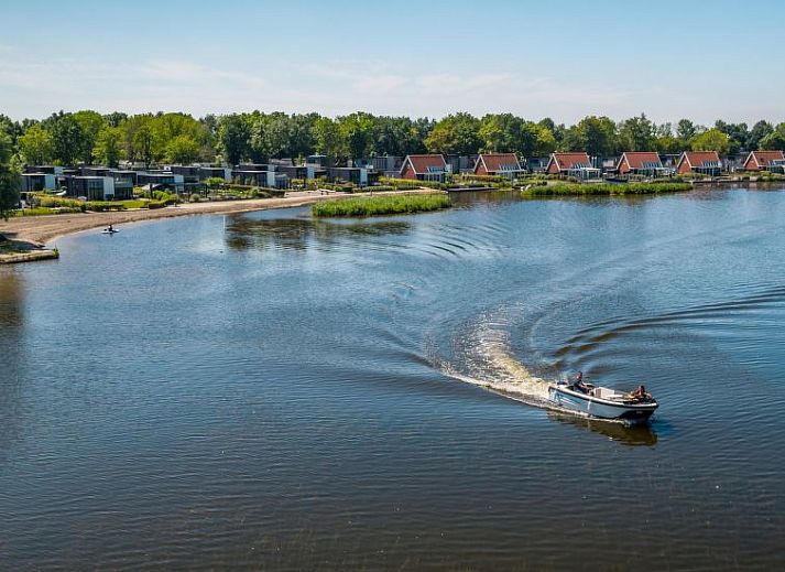 Slaapkamer in Vakantiehuis Hackfort 6, Hulshorst, Veluwe met tweepersoonsbed en stijlvolle decoratie.