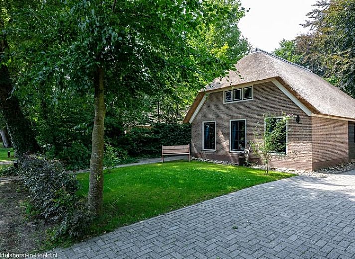 Sfeervol winterlandschap bij Vakantiehuisje in Hulshorst, Veluwe, Gelderland met besneeuwde tuin.