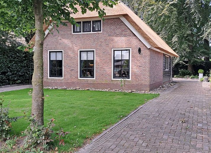 Sfeervol winterlandschap bij Vakantiehuisje in Hulshorst, Veluwe, Gelderland met besneeuwde tuin.