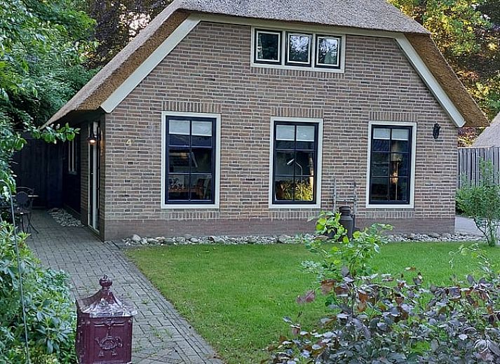 Zomerse buitenkant van Vakantiehuisje in Hulshorst, Veluwe, Gelderland met groene tuin.