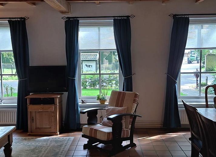 Rieten dak van Vakantiehuisje in Hulshorst, Veluwe, Gelderland onder blauwe lucht.