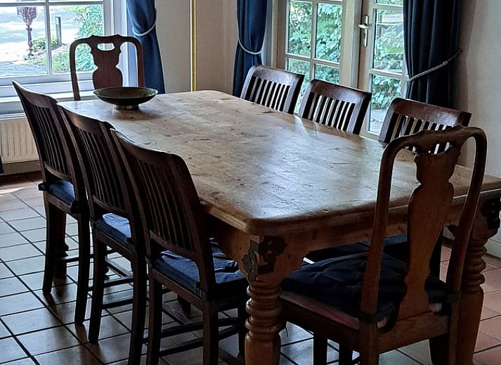 Rieten dak van Vakantiehuisje in Hulshorst, Veluwe, Gelderland onder blauwe lucht.