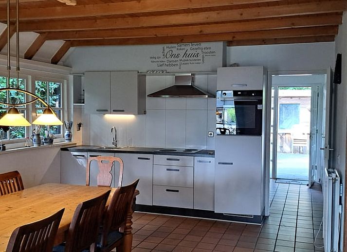 Toegangsweg met groen bij Vakantiehuisje in Hulshorst, Veluwe, Gelderland.