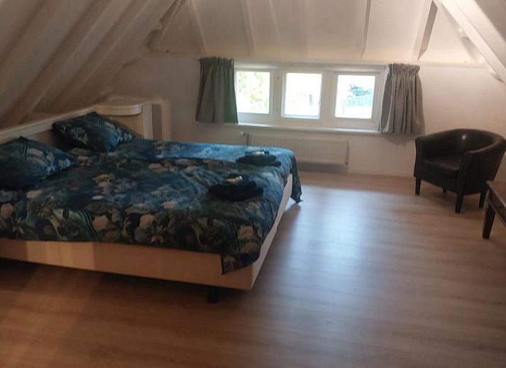 Voorzijde van Vakantiehuisje in Hulshorst, Veluwe, Gelderland met tuin en pad.