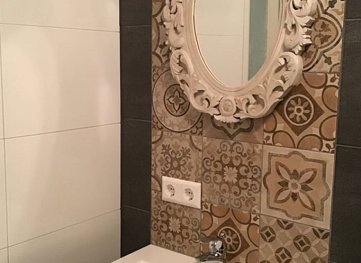 Wintergarten des Ferienhauses in Hulshorst mit Raureif, Veluwe, Gelderland.