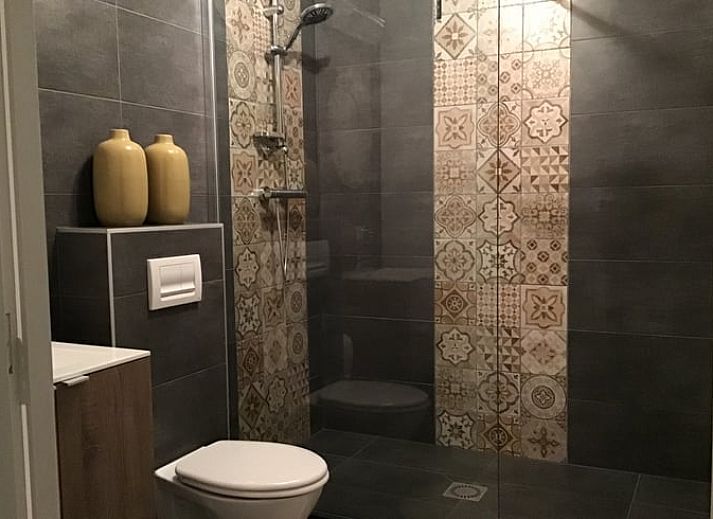 Wintergarten des Ferienhauses in Hulshorst mit Raureif, Veluwe, Gelderland.