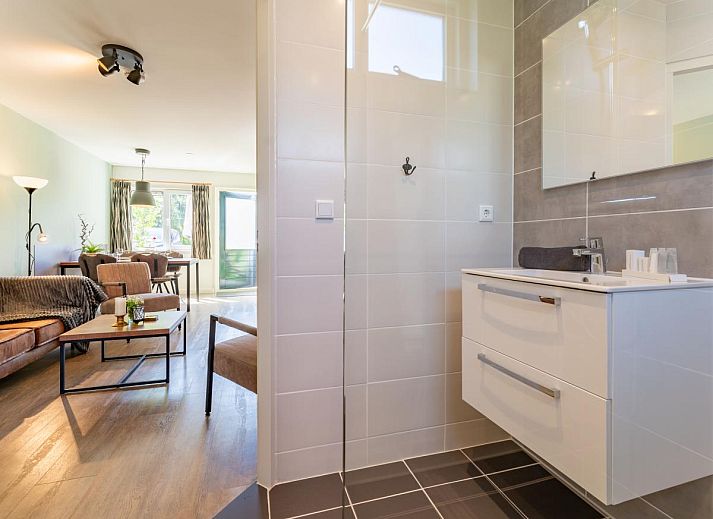 Buitenterras van Tiny Koolmees vakantiehuis in Hulshorst, Veluwe.