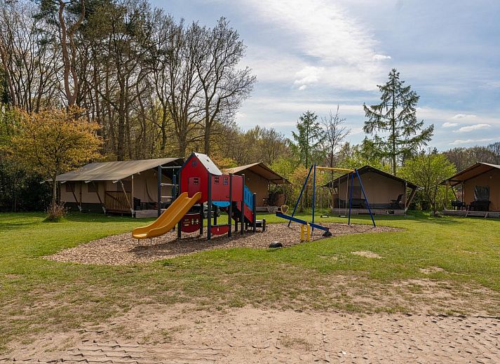 Comfortabele woonkamer in Tiny Koolmees vakantiehuis in Hulshorst, Veluwe.