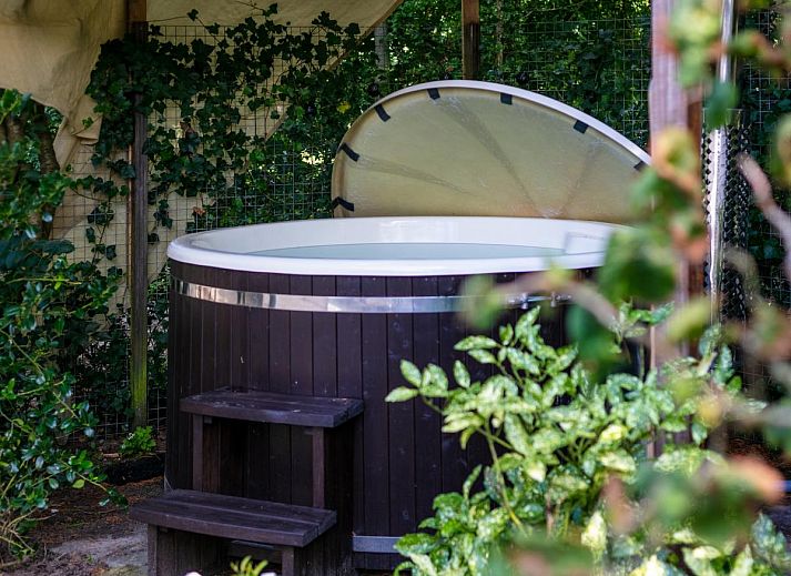 Private jacuzzi at De Tortelduif chalet in Hulshorst, Veluwe, Gelderland.