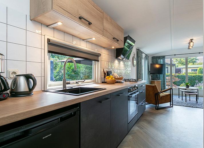 Private jacuzzi at De Tortelduif chalet in Hulshorst, Veluwe, Gelderland.