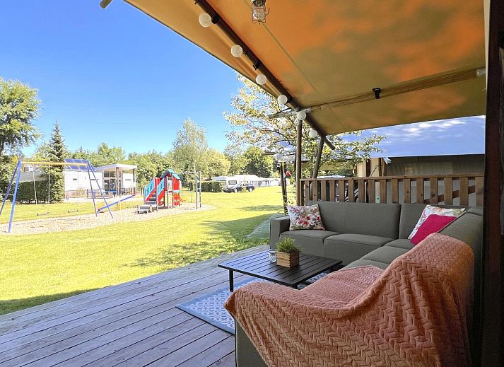 Gemuetliche Veranda im Zelthaus De Vlinder in Hulshorst, Veluwe, inmitten der Natur.