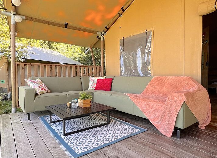 Gemuetliche Veranda im Zelthaus De Vlinder in Hulshorst, Veluwe, inmitten der Natur.