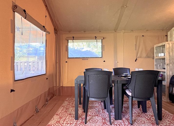 Blick von der Terrasse des Zelthauses The Butterfly in Hulshorst, Veluwe mit Spielplatz.