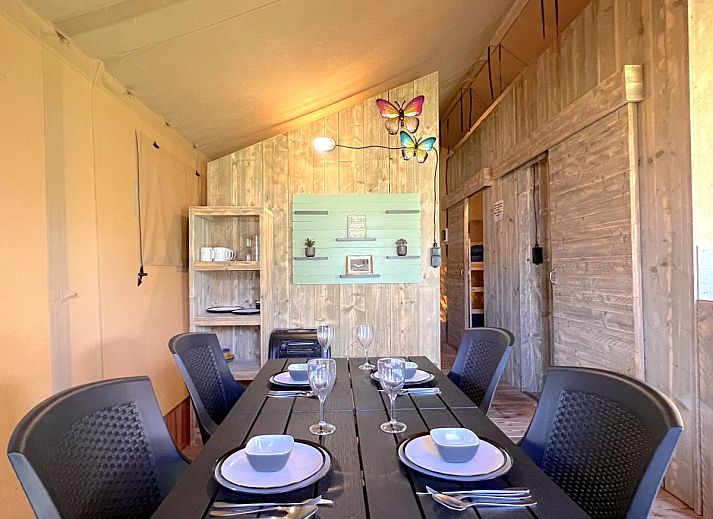 Blick von der Terrasse des Zelthauses The Butterfly in Hulshorst, Veluwe mit Spielplatz.