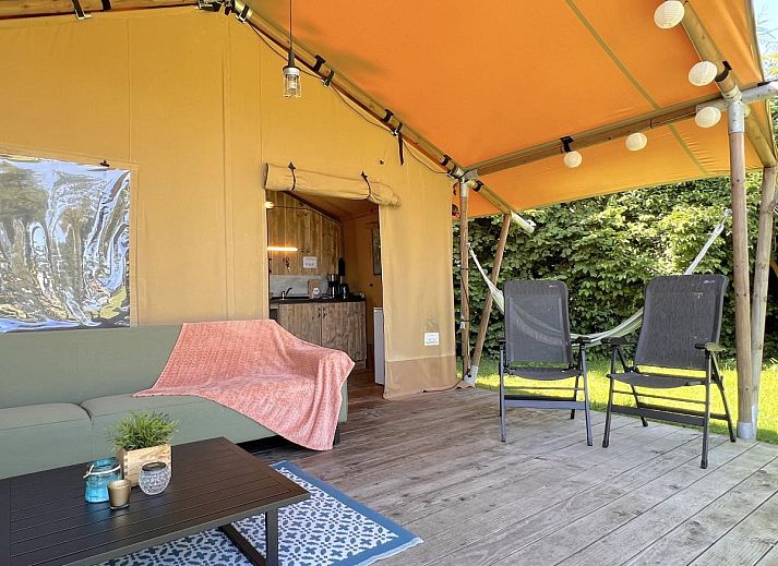 Blick von der Terrasse des Zelthauses The Butterfly in Hulshorst, Veluwe mit Spielplatz.