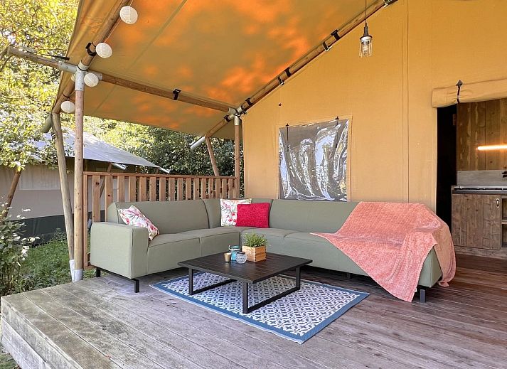 Gemuetliche Sitzecke auf der Veranda von De Vlinder tent house, Hulshorst, Veluwe.