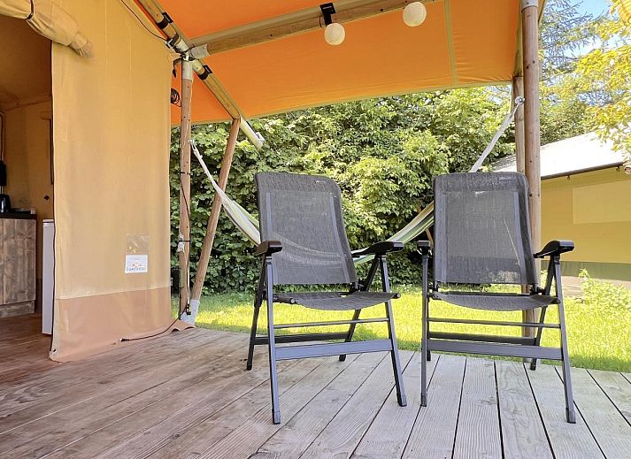 Gemuetliche Sitzecke auf der Veranda von De Vlinder tent house, Hulshorst, Veluwe.
