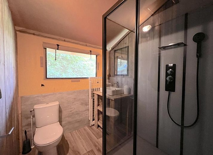 Stimmungsvoll eingerichteter Essbereich in der Zelthuette De Vlinder in Hulshorst, Veluwe.