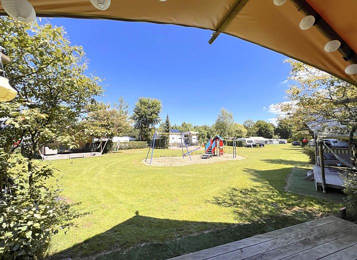 Stimmungsvoll eingerichteter Essbereich in der Zelthuette De Vlinder in Hulshorst, Veluwe.