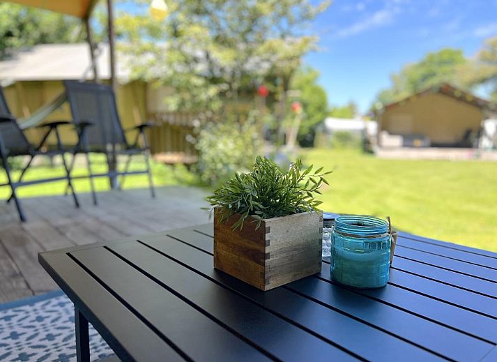 Stimmungsvoll eingerichteter Essbereich in der Zelthuette De Vlinder in Hulshorst, Veluwe.